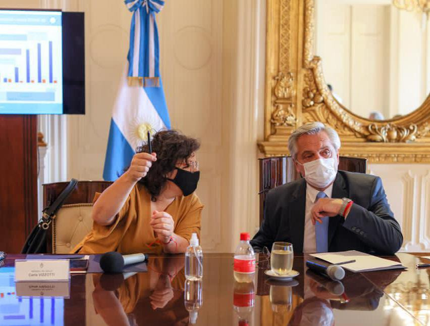 Carla Vizzoti, ministerio de salud, y presidente Alberto Fernández, NA