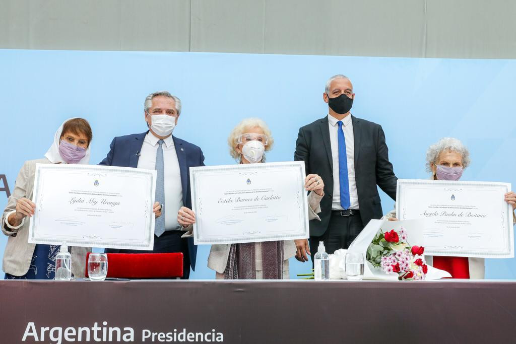 Alberto Fernández junto a Madres y Abuelas de Plaza de Mayo, Presidencia