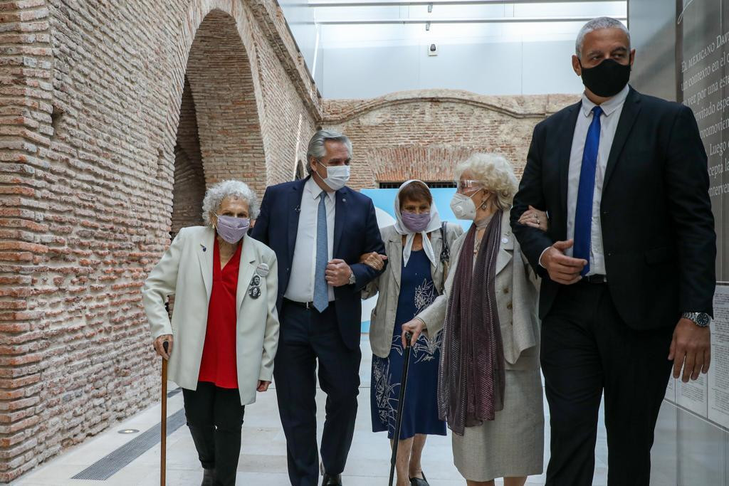 Alberto Fernández junto a Madres y Abuelas de Plaza de Mayo, Presidencia