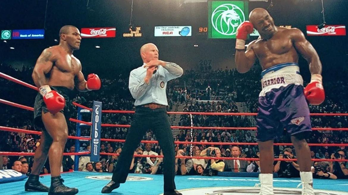 Evander Holyfield ante Mike Tyson en la pelea histórica, boxeo