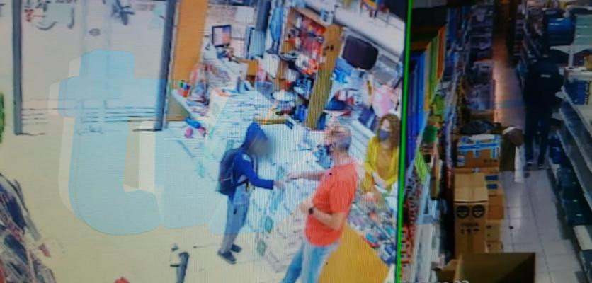 Comerciante le regaló útiles a un niño que fue a pedir a su librería