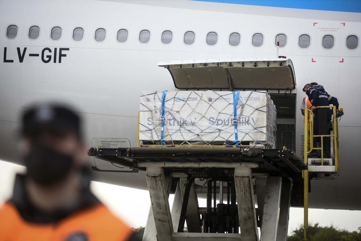 Llegada de avión con vacunas a Ezeiza, NA