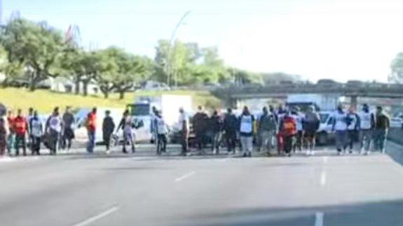 Trabajadores de la Clínica San Andrés de Caseros cortan  Av. San Martín alt Gral Paz mano al Riachuelo, desvío a colectora, Twitter @marinosergio