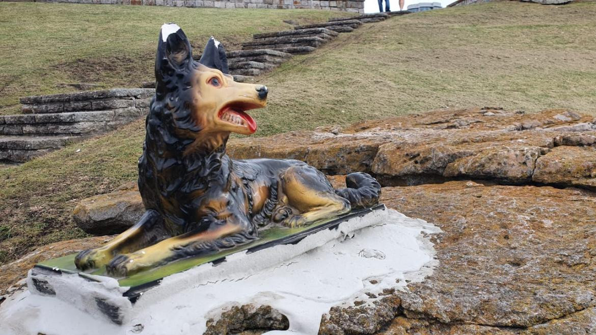 Estatua de perro anónima en Mar del Plata