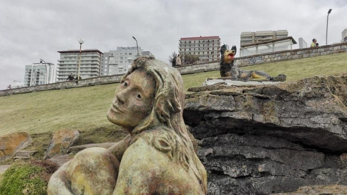 Estatua de perro anónima en Mar del Plata