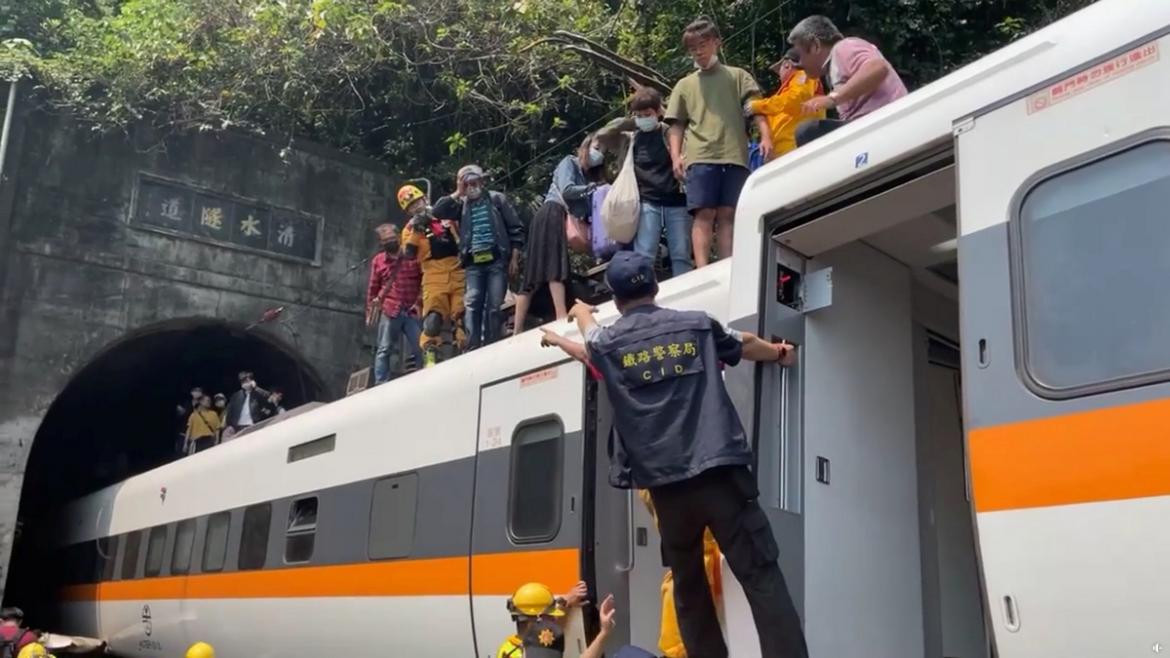 Choque de trenes en Taiwán, Reuters.