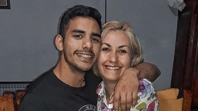 Analia Maydana junto a su hijo Agustín