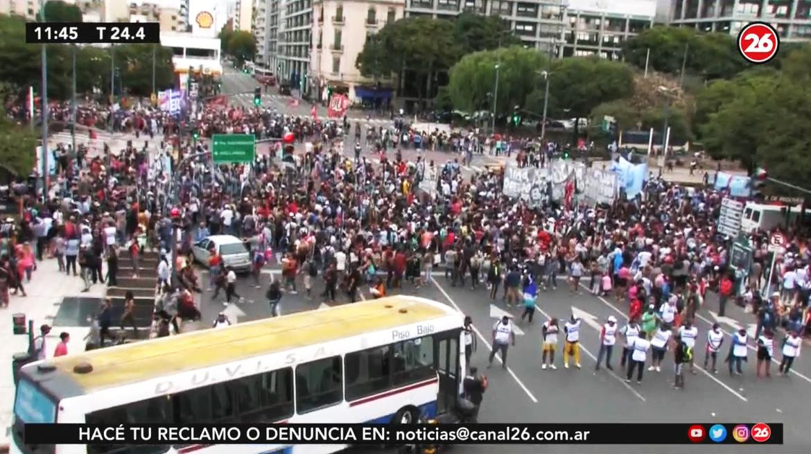 Caos por marcha de organizaciones sociales en avenida 9 de julio sin distanciamiento social ni protocolo	