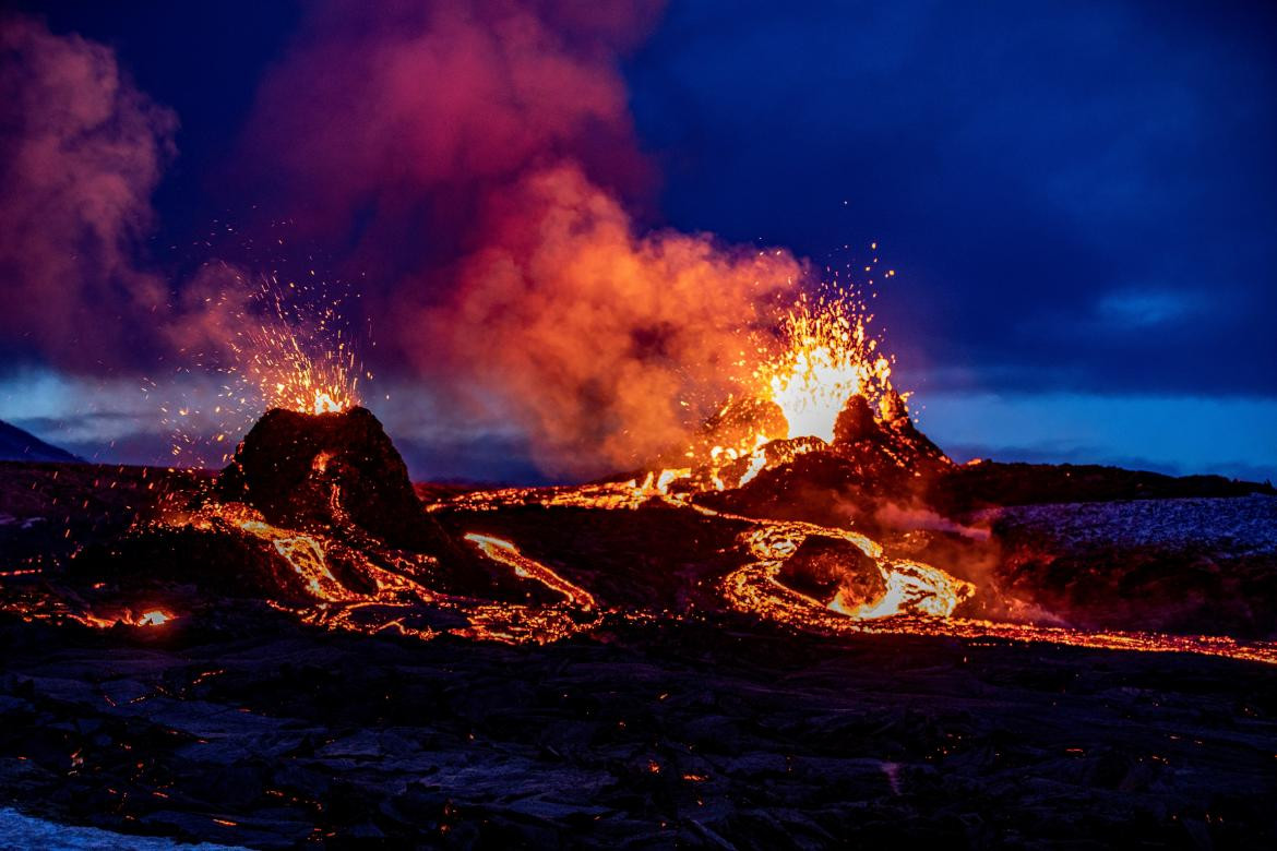 Volcán Fagradalsfjall cerca de la capital islandesa, REUTERS