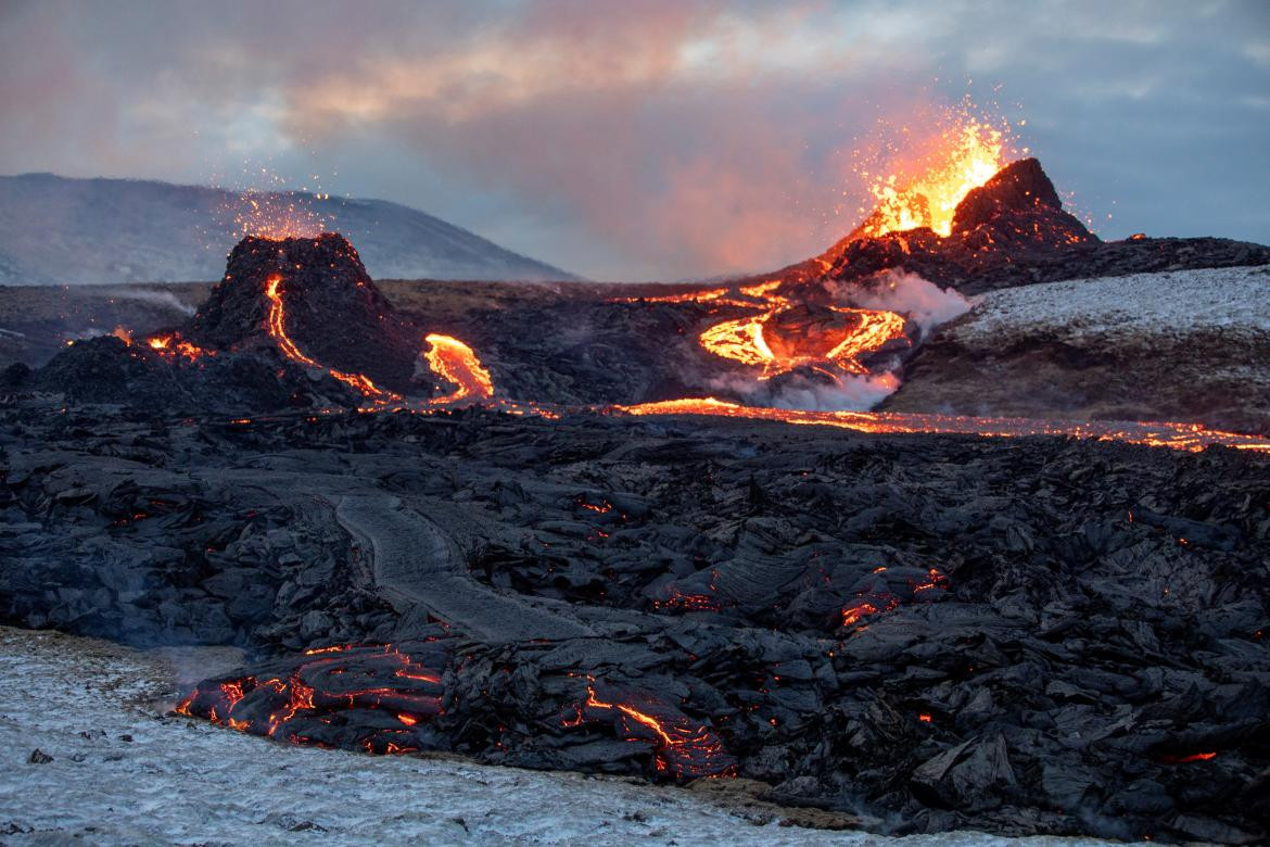 Volcán Fagradalsfjall cerca de la capital islandesa, REUTERS