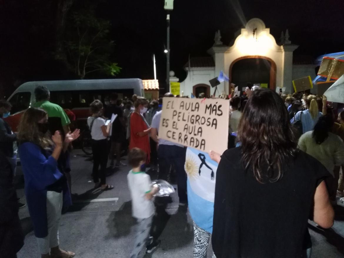 Cacerolazo y bocinazo frente a la Quinta de Olivos por medidas ante segunda ola