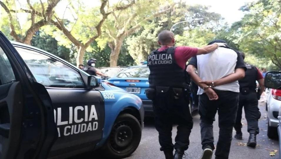 Robo, hombre detenido