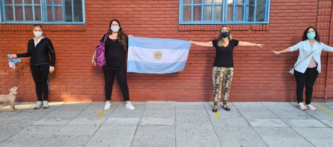 Abrazo de madres en las escuelas de la Provincia de Buenos Aires