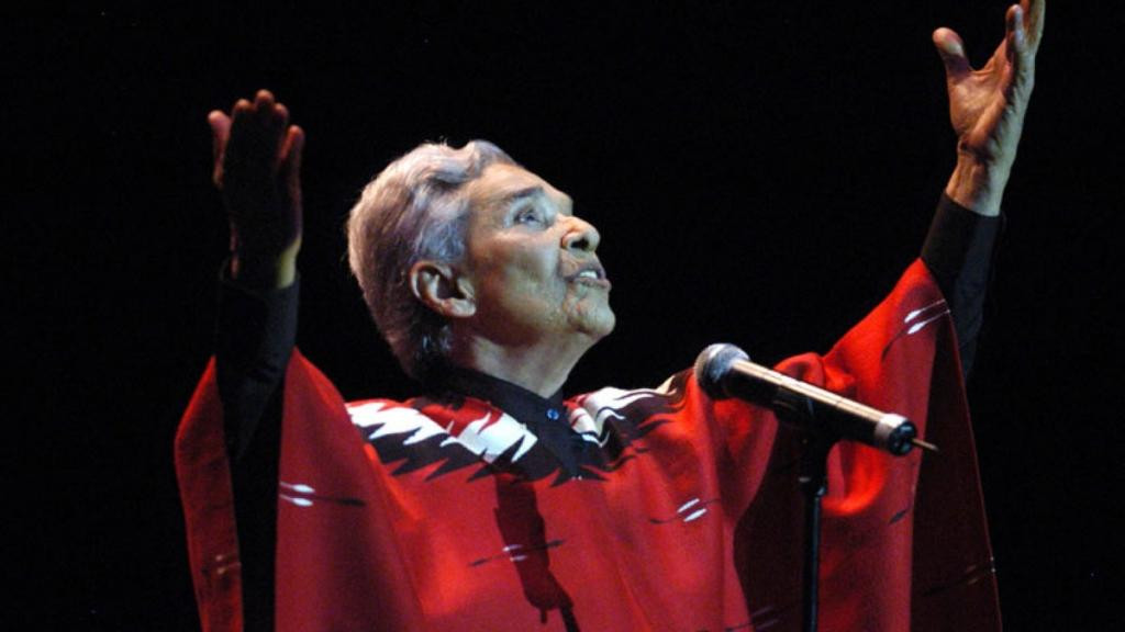 La vida, el ocaso y la resurrección de Chavela Vargas, la mujer que lloraba mientras cantaba sus penas de amor