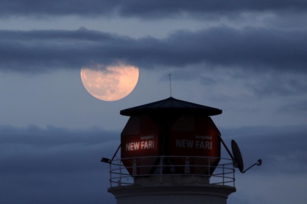 Superluna rosa, faro en Tirana, Albania, el 26 de abril de 2021  FLORION GOGA - Reuters