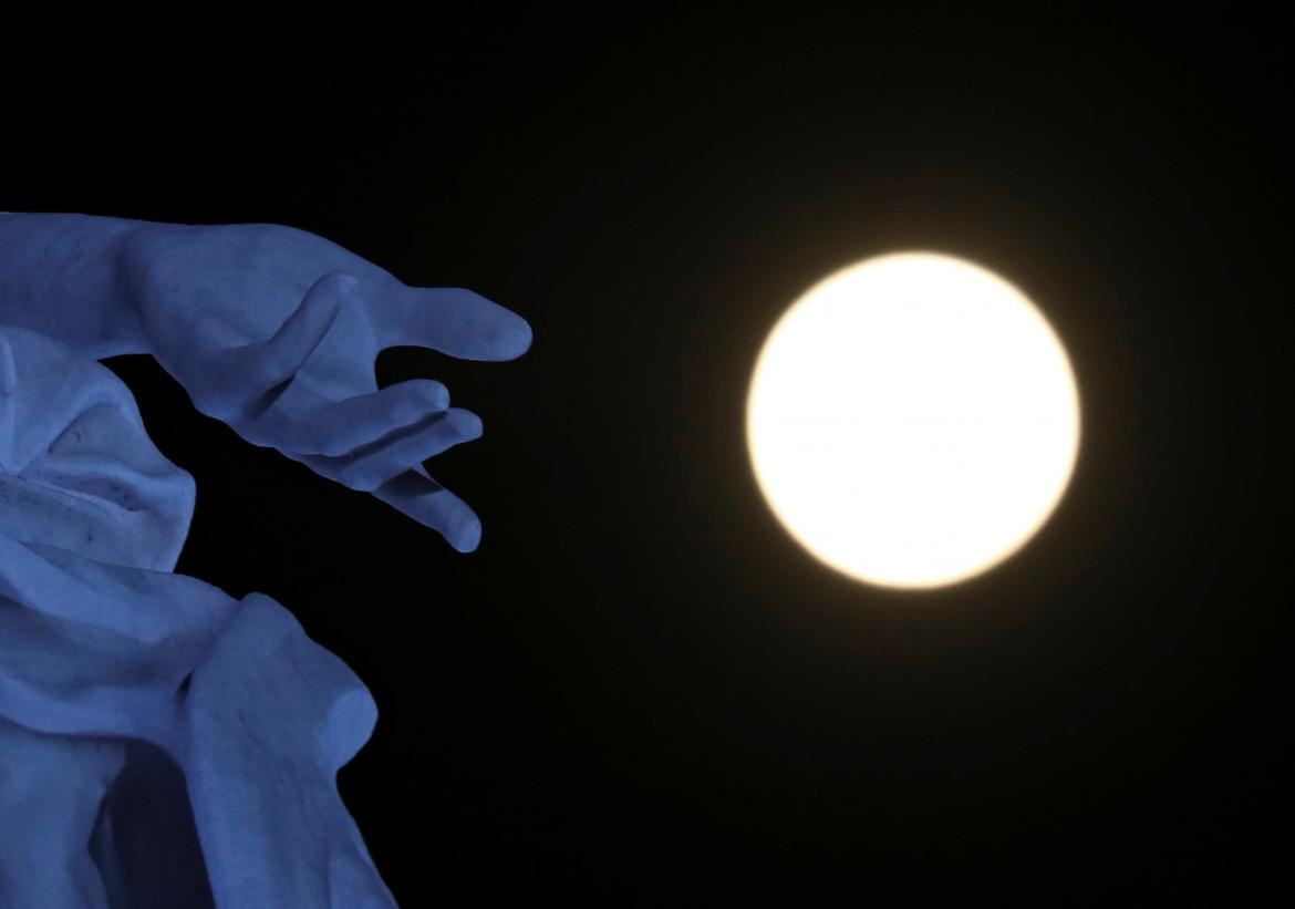 Superluna rosa, monumento Carta Magna y Las Cuatro Regiones Argentinas en Buenos Aires  AGUSTIN MARCARIAN - Reuters