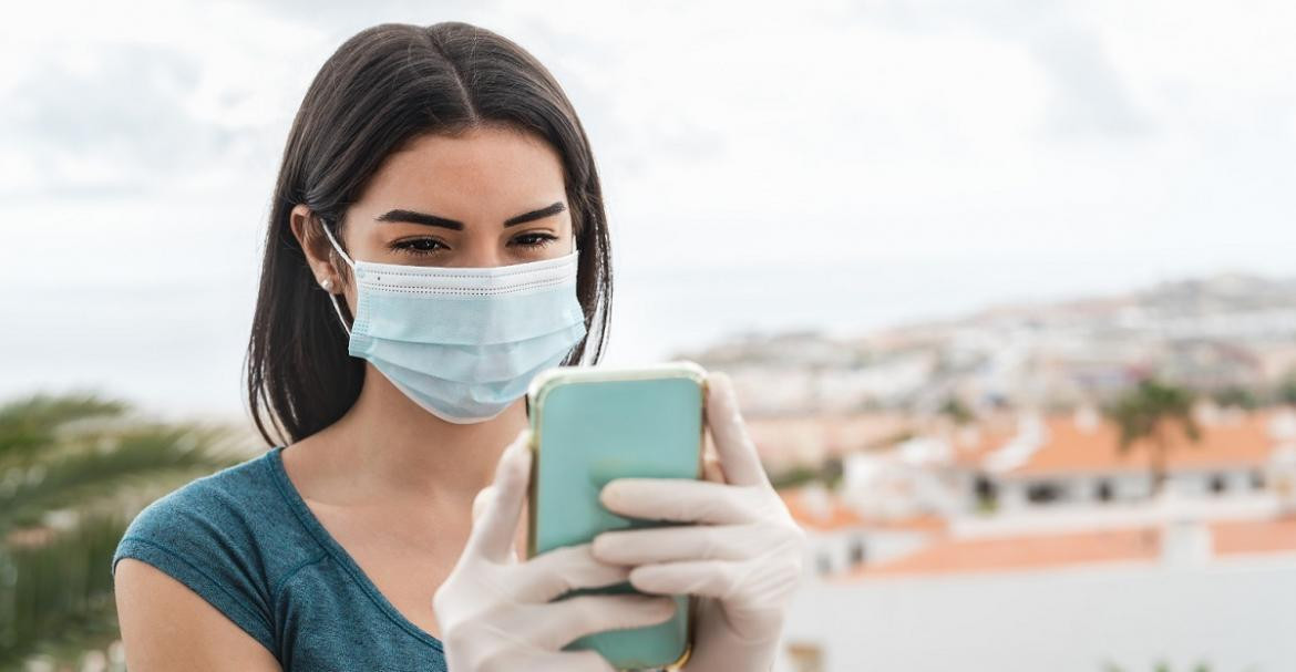 Desbloqueo de celular con trapaboca, tecnología.