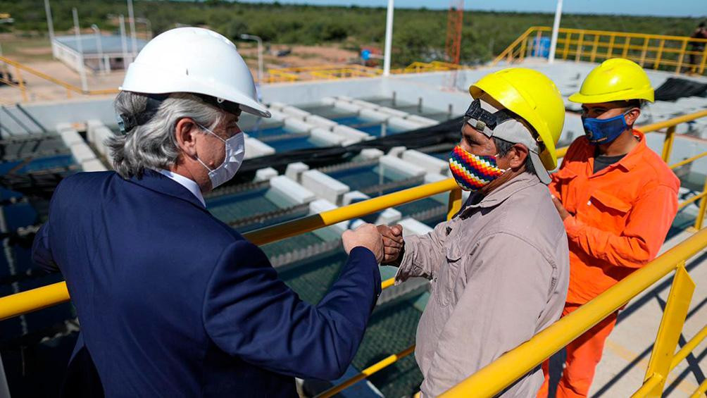 Alberto Fernández junto a trabajadores