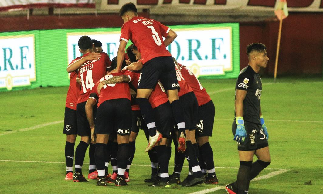 Festejo de Independiente ante Huracán, fútbol argentino, NA