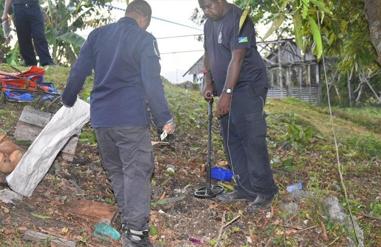 Policía trabajando en el lugar donde explotó la bomba