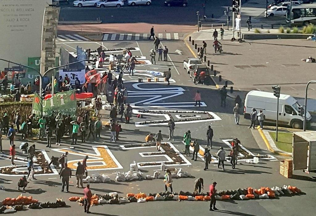 Olla popular y verdurazo en el obelisco contra el paro ganadero