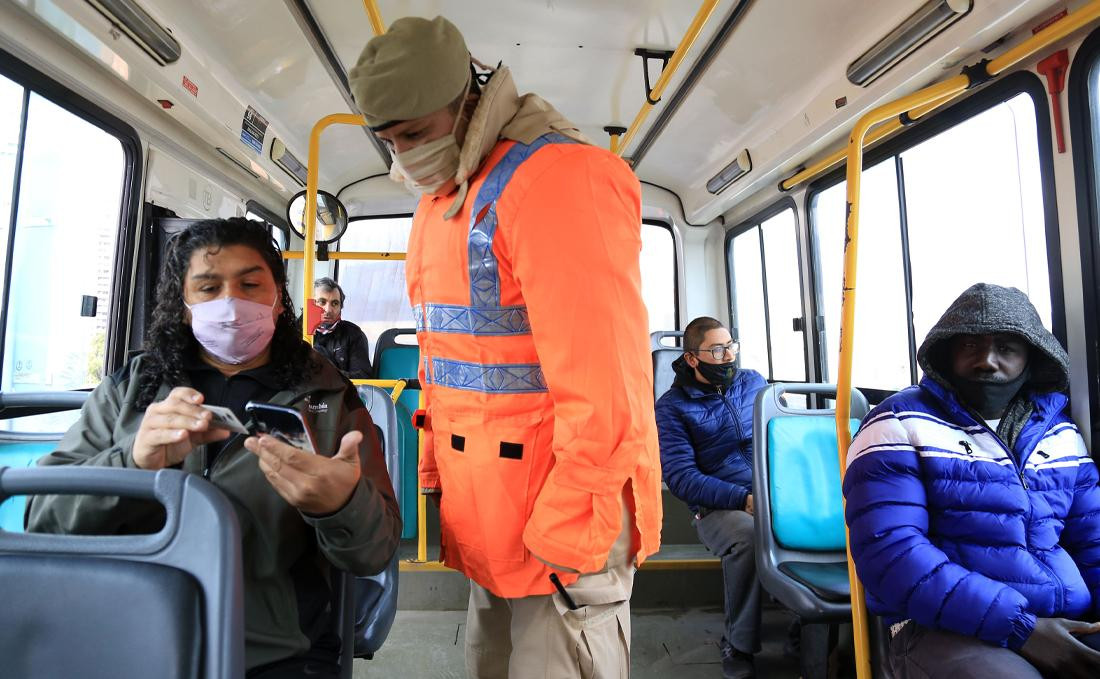 Coronavirus, Argentina, pandemia, controles en transporte público, NA