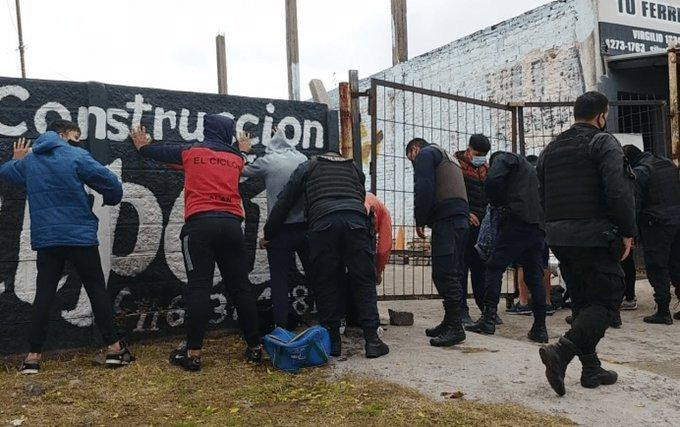 Detenidos por jugar un partido de fútbol clandestino en Lomas de Zamora.