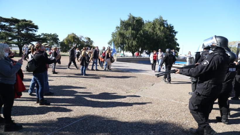 Incidentes en marcha anticuarentena en Rosario