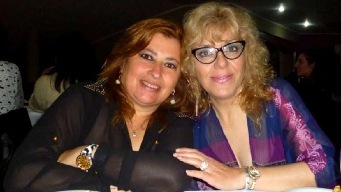 La víctima Marisa Chivalero (a la izquierda) junto a su gran amiga Patricia Bruera (a la derecha) durante una cena por el Día del Maestro