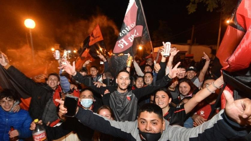 Hinchas de Colón festejando, fútbol, NA