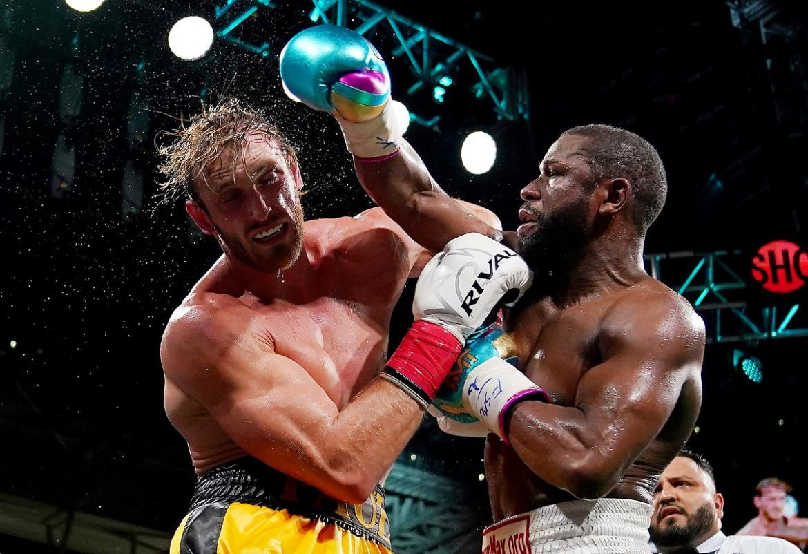 Floyd Mayweather y Logan Paul pelea exhibición en Miami, Reuters.