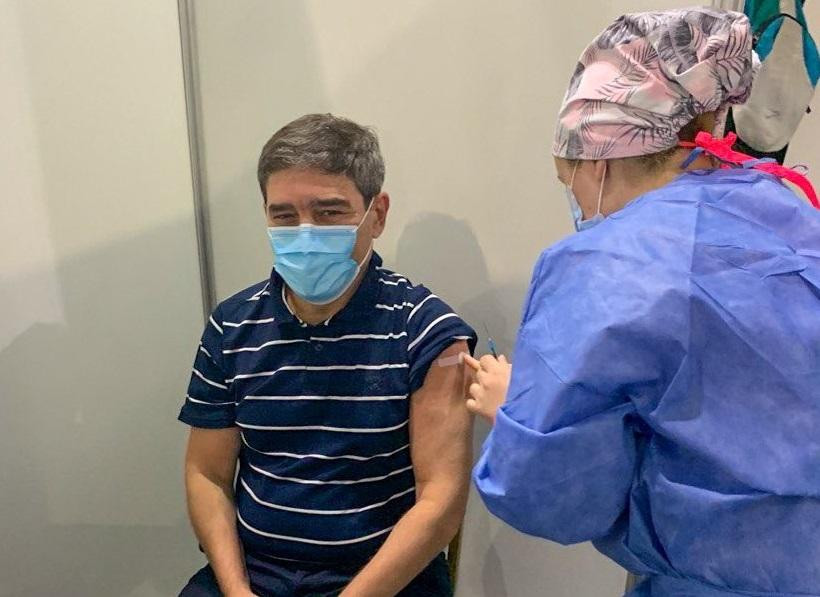 Fernán Quirós recibiendo la primera dosis de vacuna contra el coronavirus, foto Twitter