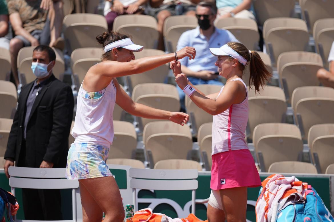 Nadia Podoroska junto a Irina Begu en Roland Garros