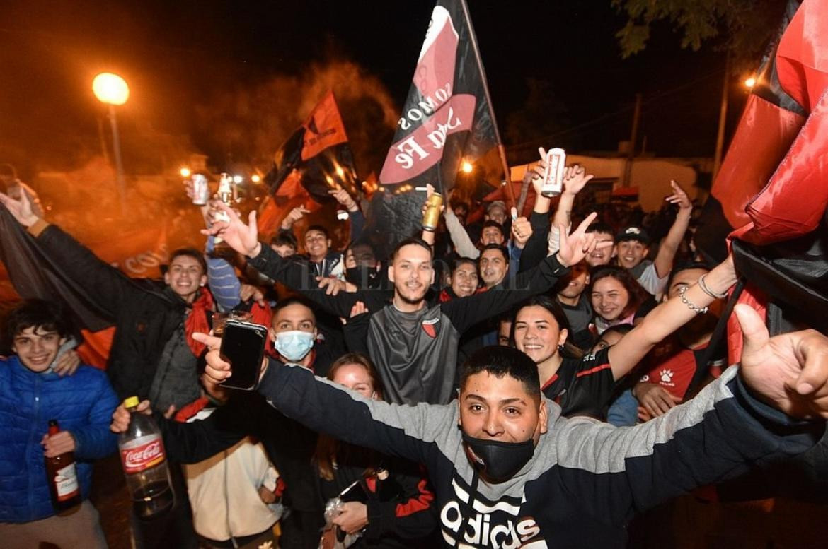 Festejo de los hinchas de Colón en las calles de Santa Fe, AGENCIA NA