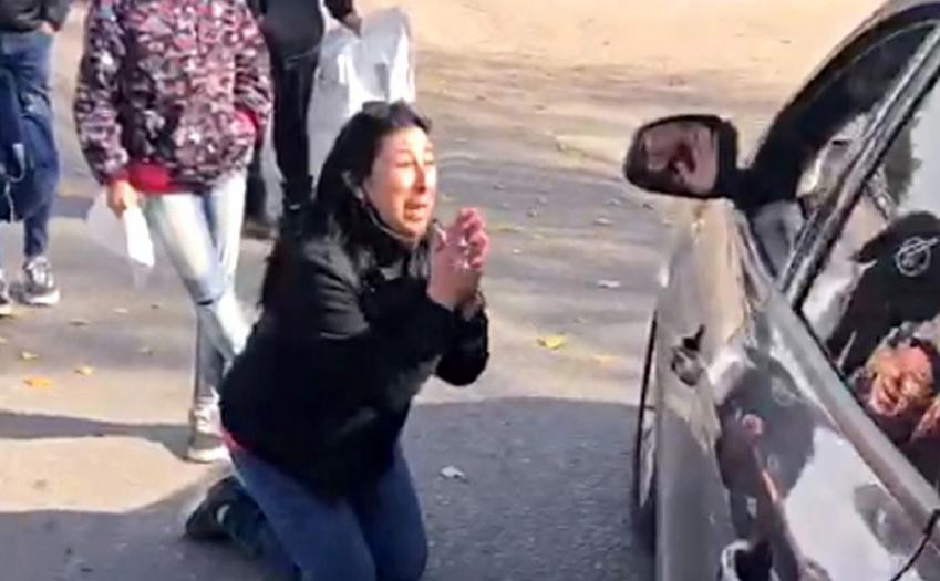 Mujer pidió de rodillas por el regreso de las clases presenciales en Córdoba