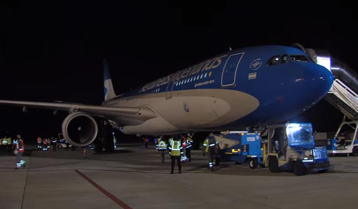 Llegada al país de avión de Aerolíneas Argentina con vacunas Sputnik V