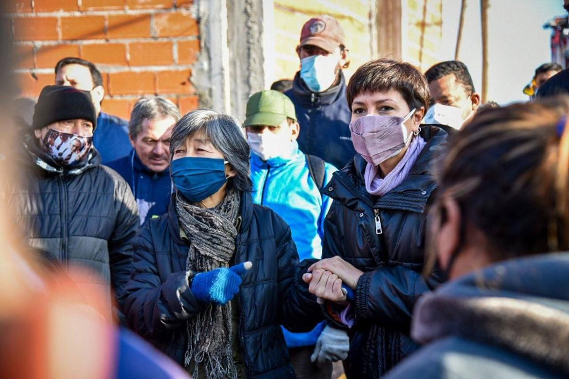 Mayra Mendoza junto a los vecinos de Itati afectados por el incendio 