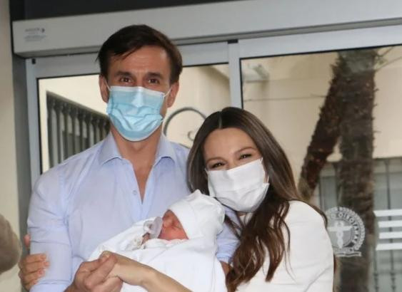 Pampita y Roberto García Moritán, a la salida del sanatorio