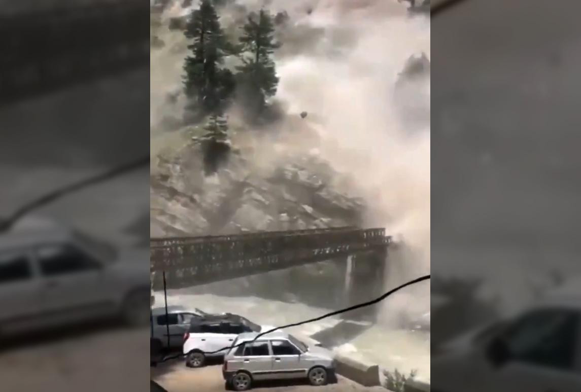 Deslizamiento de tierra y derrumbe de puente en la India