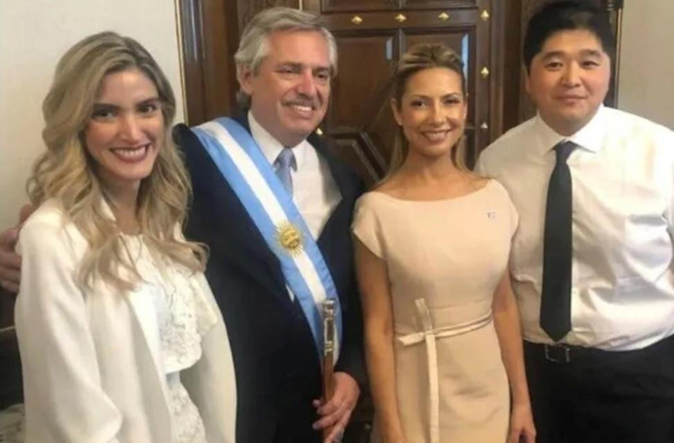 Alberto Fernández y Fabiola Yañez junto a Chien Chia Hong y Sofía Pacchi