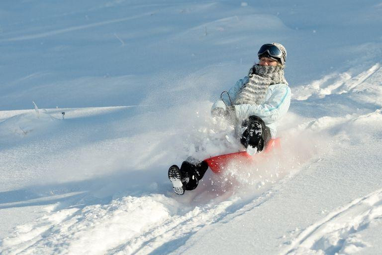 Mujer haciendo culipatín, nieve, NA