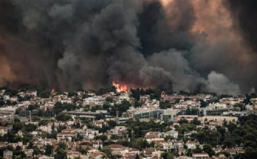 La columna de humo cubre las afueras de la ciudad capital de Grecia, Atenas.