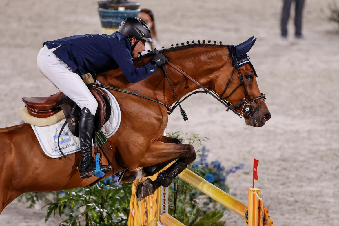 Matías Albarracin en el salto por equipos de Equitación en los Juegos Olímpicos, REUTERS