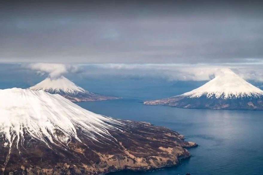 Los tres volcanes de Alaska en el archipiélago de las Islas Aleutianas, Foto: Himanshu Sharma.