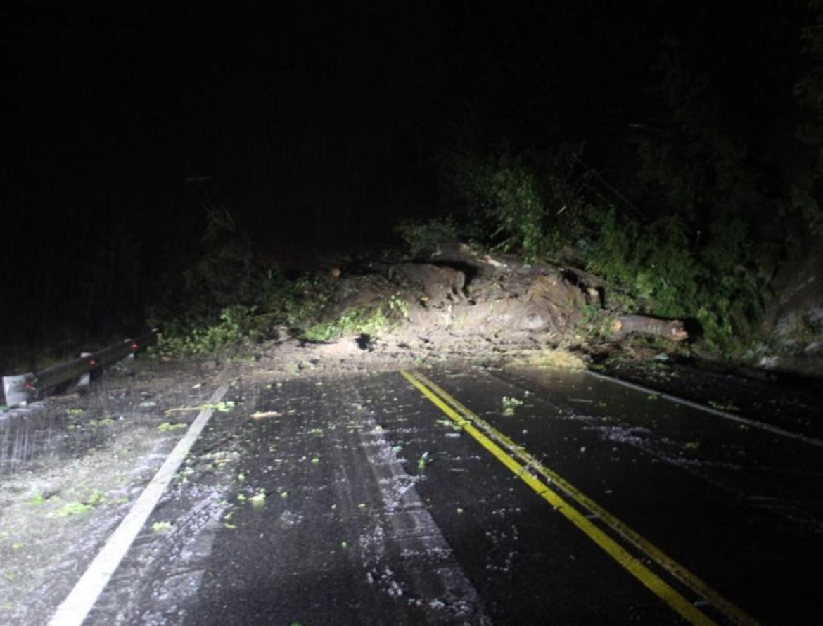 Impactante alud en Villa La Angostura sobre la ruta 40