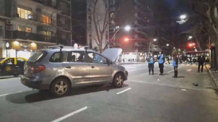 Robó un celular, escapó y fue atropellado por dos autos en plena avenida Santa Fe