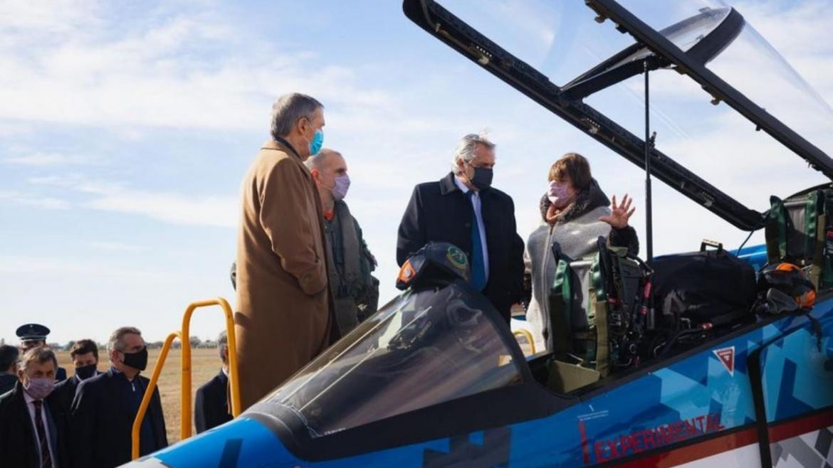 Alberto Fernández, entrega avión de combate Pampa III.