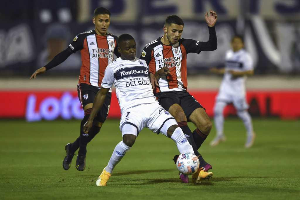 Escena del partido que jugaron Gimnasia y Esgrima La Plata y River, NA