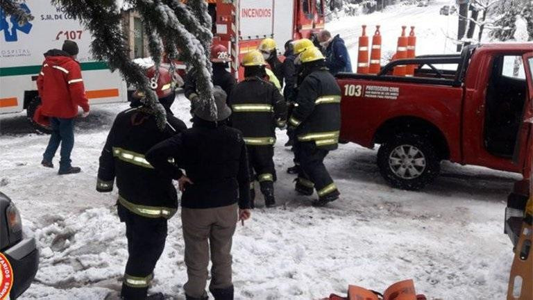 Bomberos de San Martín de los Andes en el lugar del accidente, Foto: LM Neuquén