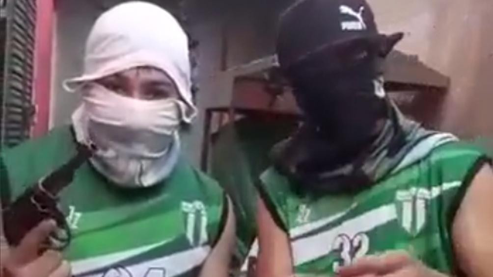 Dos supuestos hinchas del club Bella Vista intimidando con armas a la hinchada de All Boys, captura video